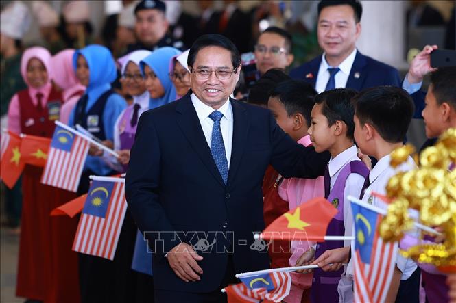 Thủ tướng Phạm Minh Chính với thiếu nhi Malaysia. Ảnh: Dương Giang-TTXVN