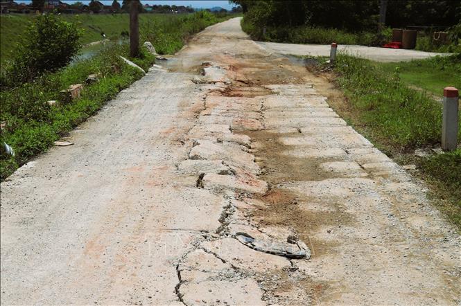 Trên chiều dài hơn 50km của tuyến đê sông Đào xuất hiện nhiều điểm mặt đường hư hỏng, xuống cấp. Ảnh: Xuân Tiến - TTXVN 