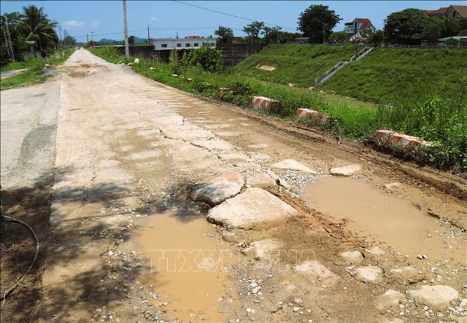 Đoạn mặt đê dài hàng chục mét của đê sông Đào trên địa bàn xã Đông Sơn, huyện Đô Lương bị xuống cấp, mặt bê-tông bị vỡ nát. Ảnh: Xuân Tiến - TTXVN 