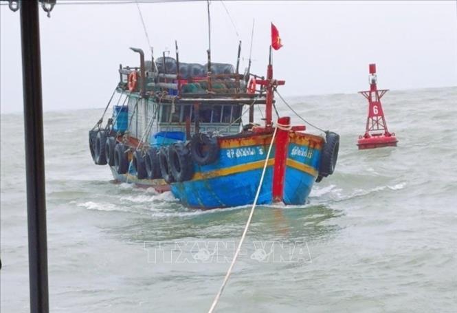 Tàu cá QB-91414-TS trên đường được lai dắt về cảng Cửa Hội. Ảnh: TTXVN phát

