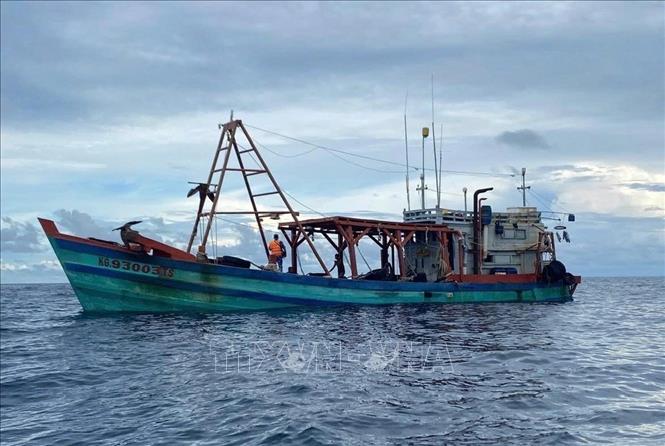 Tàu KG 93003 TS đang bị dẫn giải về cảng Hải đội 422 ở Phú Quốc, Kiên Giang. Ảnh: TTXVN phát