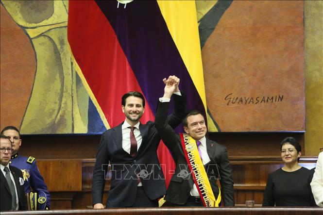 Ông Daniel Noboa (giữa, phải) tại lễ tuyên thệ nhậm chức Tổng thống Ecuador ở thủ đô Quito ngày 24/5/2025. Ảnh: THX/TTXVN