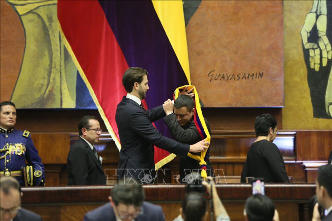 Ông Daniel Noboa (giữa, phải) tại lễ tuyên thệ nhậm chức Tổng thống Ecuador ở thủ đô Quito ngày 24/5/2025. Ảnh: THX/TTXVN