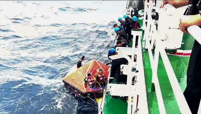 Lực lượng cứu hộ giải cứu các thủy thủ trên tàu chở hàng bị chìm ngoài khơi Kerala, Ấn Độ, ngày 25/5/2025. Ảnh: ANI/TTXVN