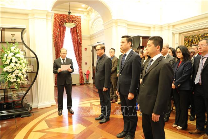 Vietnamese Ambassador to the United States Nguyen Quoc Luong at a respect-paying ceremony held in Washington, D.C. VNA Photo