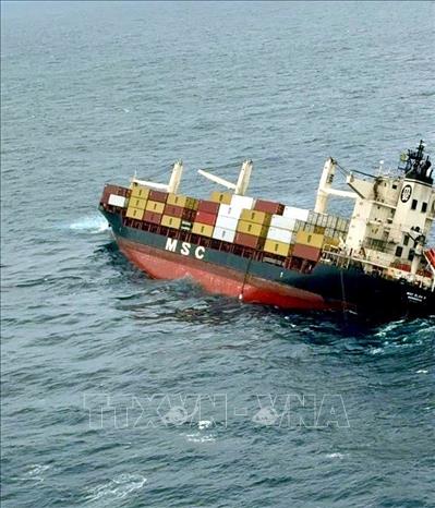 Tàu chở hàng bị chìm ngoài khơi Kerala, Ấn Độ, ngày 25/5/2025. Ảnh: ANI/TTXVN