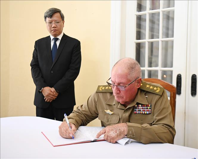 Minister of the Revolutionary Armed Forces, Senior Lieutenant General Alvaro Lopez Miera, writes in the funeral book at the Vietnamese Embassy in Cuba. VNA Photo