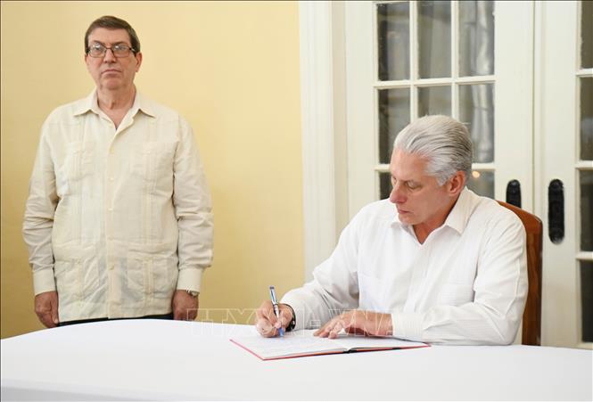 First Secretary of the Communist Party of Cuba Central Committee and President of Cuba Miguel Diaz-Canel Bermudez writes in the funeral book at the Vietnamese Embassy in Cuba. VNA Photo