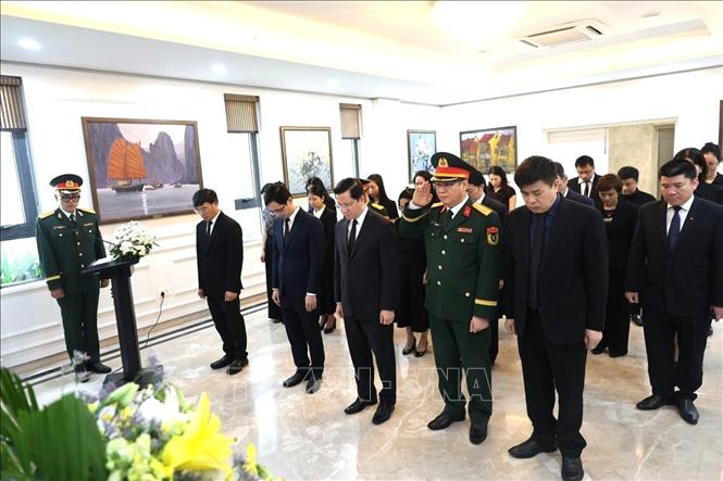 Ambassador Nguyen Thanh Hai and staff of the Vietnamese Embassy in India pay respect to former State President Tran Duc Luong. VNA Photo 