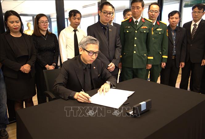 Đại sứ Việt Nam tại Nhà nước Israel Lý Đức Trung ghi sổ tang tưởng nhớ nguyên Chủ tịch nước Trần Đức Lương. Ảnh: Phạm Hà-Phóng viên TTXVN tại Tel Aviv
