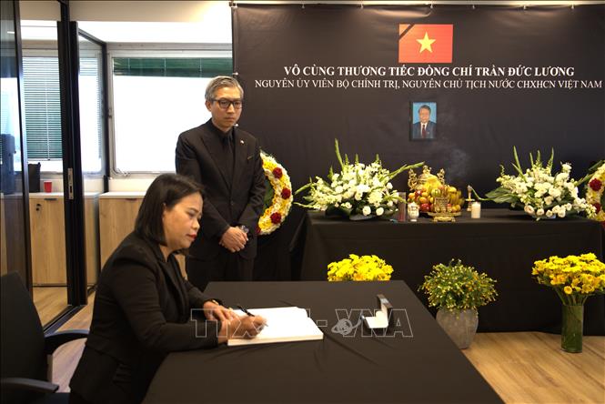 Đại diện Hội người Việt Nam tại Israel ghi sổ tang tưởng nhớ nguyên Chủ tịch nước Trần Đức Lương. Ảnh: Phạm Hà-Phóng viên TTXVN tại Tel Aviv