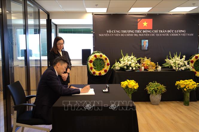 Đại sứ Singapore tại Israel, Ian Mak Jung-I  ghi sổ tang tưởng nhớ nguyên Chủ tịch nước Việt Nam Trần Đức Lương. Ảnh: Phạm Hà-Phóng viên TTXVN tại Tel Aviv