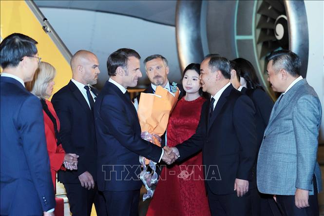 Chủ nhiệm Văn phòng Chủ tịch nước Lê Khánh Hải đón Tổng thống Cộng hòa Pháp Emmanuel Macron và Phu nhân tại Sân bay quốc tế Nội Bài. Ảnh: An Đăng – TTXVN