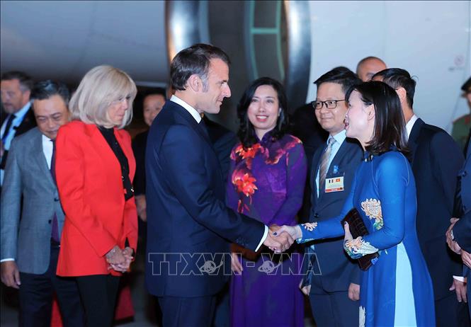 Tổng thống Pháp Emmanuel Macron và Phu nhân đến Hà Nội, bắt đầu chuyến thăm cấp Nhà nước tới Việt Nam. Ảnh: An Đăng - TTXVN