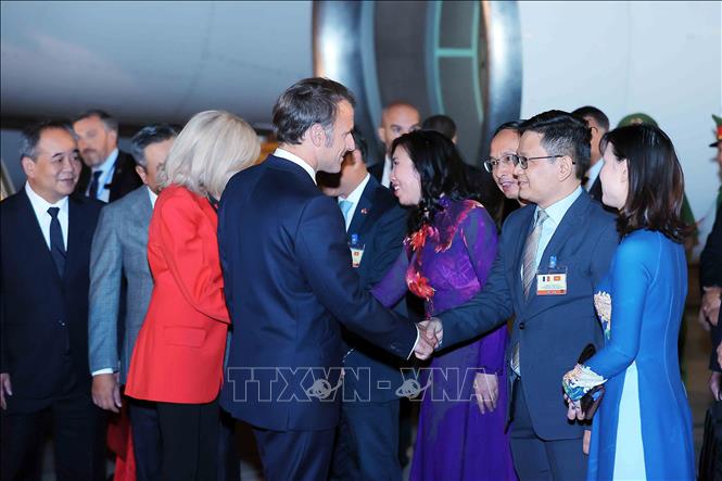 Tổng thống Pháp Emmanuel Macron và Phu nhân đến Hà Nội, bắt đầu chuyến thăm cấp Nhà nước tới Việt Nam. Ảnh: An Đăng - TTXVN