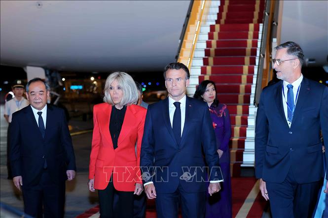 Tổng thống Pháp Emmanuel Macron và Phu nhân đến Hà Nội, bắt đầu chuyến thăm cấp Nhà nước tới Việt Nam. Ảnh: An Đăng - TTXVN