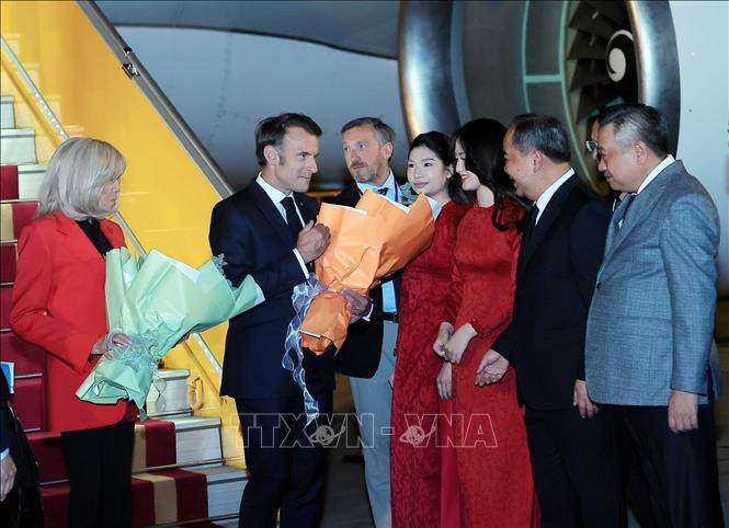 Tổng thống Pháp Emmanuel Macron và Phu nhân đến Hà Nội, bắt đầu chuyến thăm cấp Nhà nước tới Việt Nam. Ảnh: An Đăng - TTXVN

