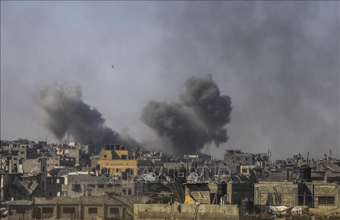 Khói bốc lên sau cuộc không kích của Israel tại trại tị nạn Jabalia. Dải Gaza, ngày 24/5/2025. Ảnh: THX/TTXVN