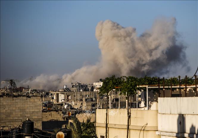Khói bốc lên sau cuộc không kích của Israel tại trại tị nạn Jabalia. Dải Gaza, ngày 24/5/2025. Ảnh: THX/TTXVN