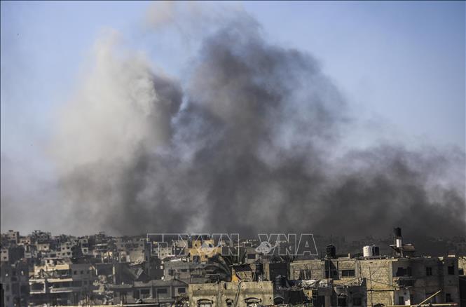 Khói bốc lên sau cuộc không kích của Israel tại trại tị nạn Jabalia. Dải Gaza, ngày 24/5/2025. Ảnh: THX/TTXVN