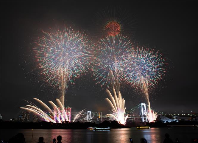 Những loạt pháo hoa ấn tượng tại sự kiện “STAR ISLAND 2025”. Ảnh: Xuân Giao - PV TTXVN tại Nhật Bản