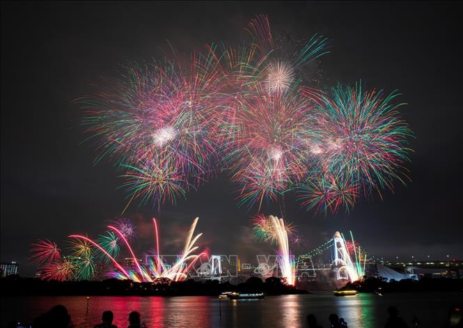 Những loạt pháo hoa ấn tượng tại sự kiện “STAR ISLAND 2025”. Ảnh: Xuân Giao - PV TTXVN tại Nhật Bản