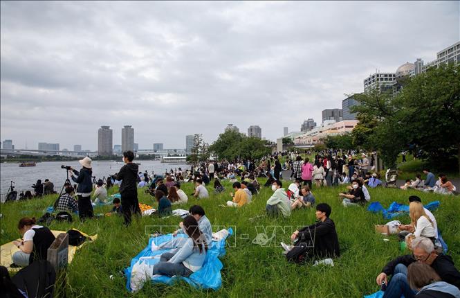 Từ buổi chiều, đông đảo người dân đã tới quanh khu vực bãi biển Odaiba để 