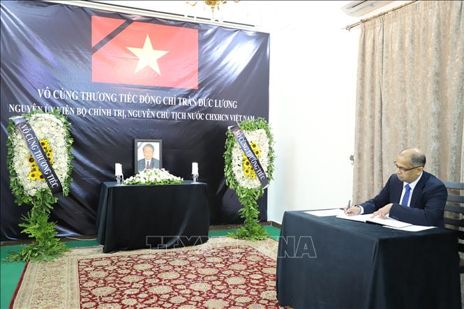 Đại sứ Sri Lanka tại Ai Cập Sisira Senavirathne ghi sổ tang nguyên Chủ tịch nước Trần Đức Lương. Ảnh: Nguyễn Trường-TTXVN