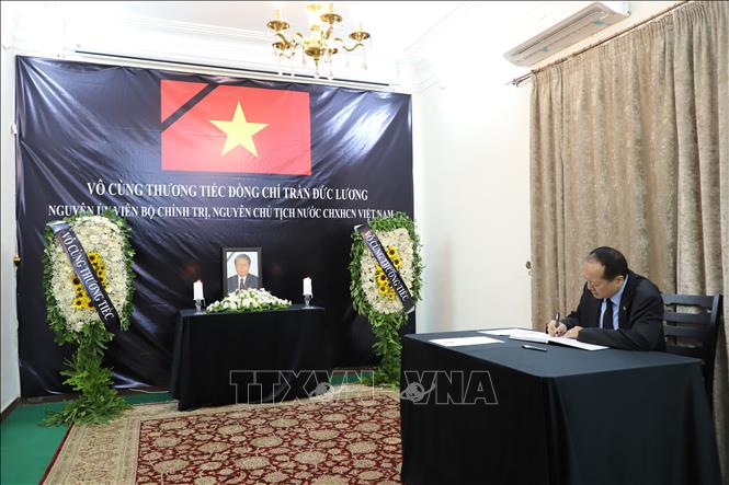 Đại sứ Nguyễn Huy Dũng ghi sổ tang nguyên Chủ tịch nước Trần Đức Lương. Ảnh: Nguyễn Trường-TTXVN