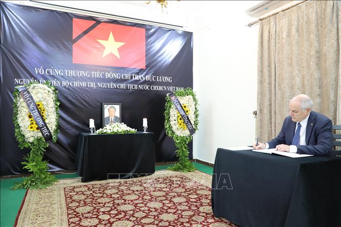 Đại sứ Australia tại Ai Cập Alex Wabenhorst ghi sổ tang nguyên Chủ tịch nước Trần Đức Lương. Ảnh: Nguyễn Trường-TTXVN