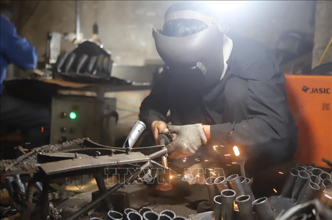 Các sản phẩm rèn của làng nghề truyền thống Bàn Mạch được làm ra với sự hỗ trợ của máy móc. Ảnh: Nguyễn Thảo - TTXVN