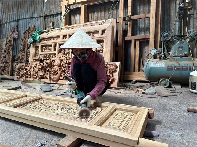 Nhờ đưa máy móc công nghệ vào sản xuất, các sản phẩm của làng nghề mộc Thanh Lãng, huyện Bình Xuyên làm ra nhanh hơn, có độ tinh xảo hơn. Ảnh: Nguyễn Thảo - TTXVN