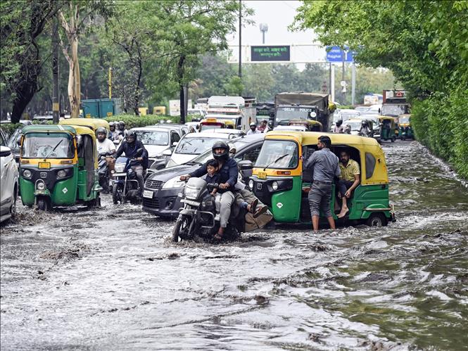 Tuyến đường bị ngập sau những trận mưa lớn tại New Delhi, Ấn Độ. Ảnh: ANI/TTXVN