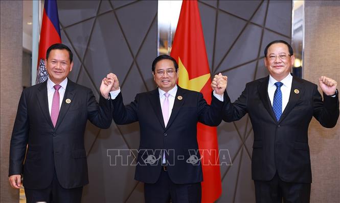 Thủ tướng Phạm Minh Chính cùng Thủ tướng Lào Sonexay Siphandone và Thủ tướng Campuchia Hun Manet. Ảnh: Dương Giang-TTXVN 
