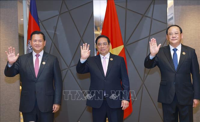 Thủ tướng Phạm Minh Chính cùng Thủ tướng Lào Sonexay Siphandone và Thủ tướng Campuchia Hun Manet. Ảnh: Dương Giang-TTXVN 
