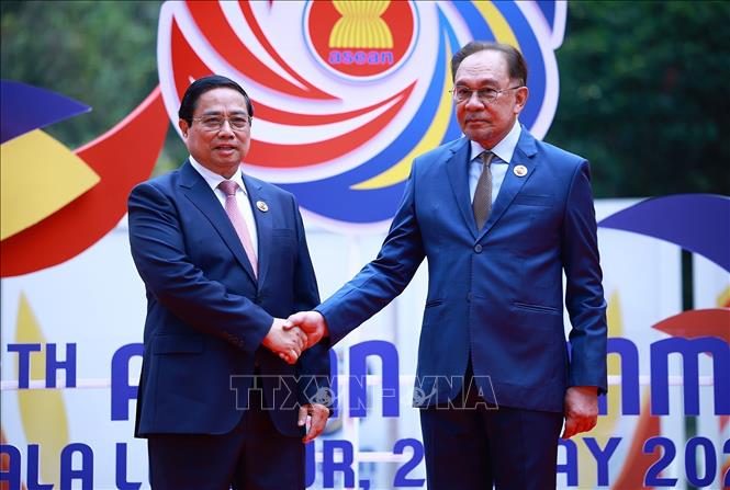 Thủ tướng Malaysia Anwar Ibrahim đón Thủ tướng Phạm Minh Chính. Ảnh: Dương Giang-TTXVN
