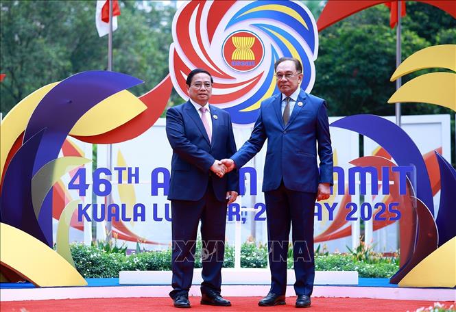 Thủ tướng Malaysia Anwar Ibrahim đón Thủ tướng Phạm Minh Chính. Ảnh: Dương Giang-TTXVN