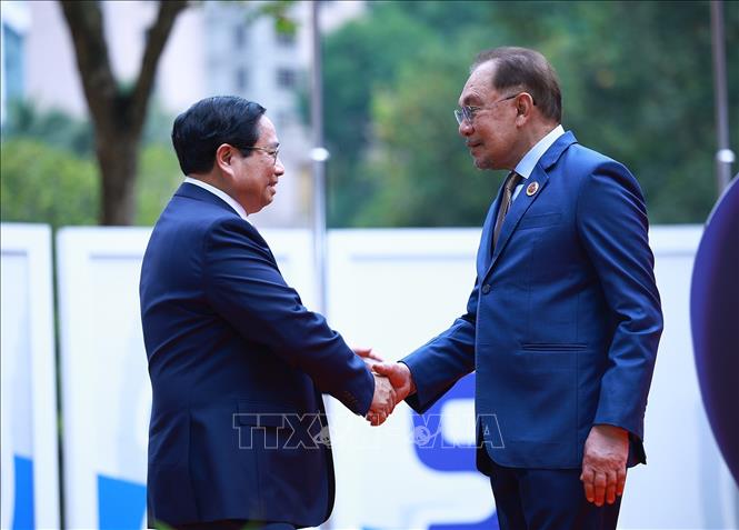 Thủ tướng Malaysia Anwar Ibrahim đón Thủ tướng Phạm Minh Chính. Ảnh: Dương Giang-TTXVN
