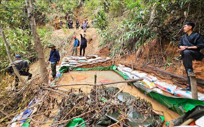 Khu vực khai thác khoáng sản trái phép (vàng) xảy ra trong khu vực rừng phòng hộ Đăk Đoa. Ảnh: TTXVN phát