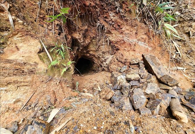 Nhiều miệng hầm khai thác cũ và mới còn lại tại hiện trường cho thấy khu vực này đã diễn ra nạn khai thác khoảng sản trong thời gian dài. Ảnh: TTXVN phát