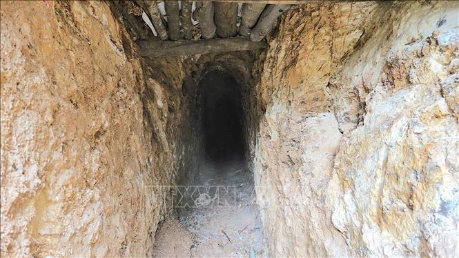 Nhiều miệng hầm khai thác cũ và mới còn lại tại hiện trường cho thấy khu vực này đã diễn ra nạn khai thác khoảng sản trong thời gian dài. Ảnh: TTXVN phát