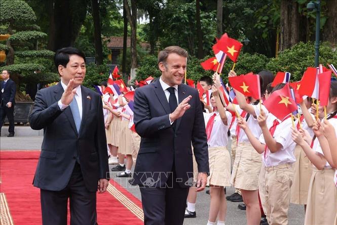 Chủ tịch nước Lương Cường và Tổng thống Pháp Emmanuel Macron với thiếu nhi Thủ đô Hà Nội. Ảnh: Lâm Khánh – TTXVN