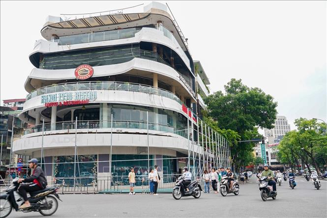 Hàng rào được dựng để chuẩn bị tháo dỡ toà nhà 