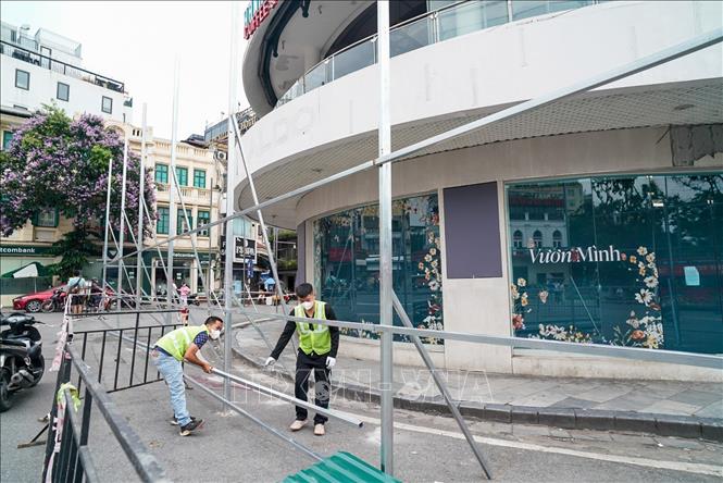 Các công đoạn tháo dỡ đang được thực hiện (ảnh chụp sáng 26/5/2025). Ảnh: Khánh Hoà - TTXVN