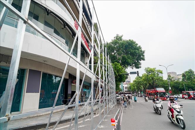 Hàng rào được dựng để chuẩn bị tháo dỡ toà nhà 