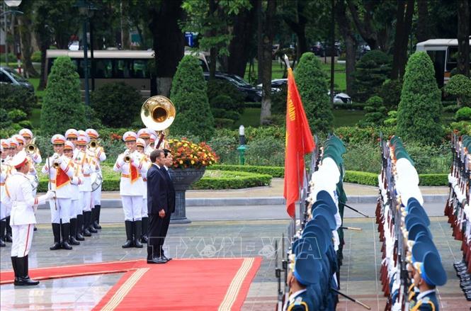 Chủ tịch nước Lương Cường và Tổng thống Pháp Emmanuel Macron duyệt Đội danh dự Quân đội nhân dân Việt Nam. Ảnh: Tuấn Anh - TTXVN