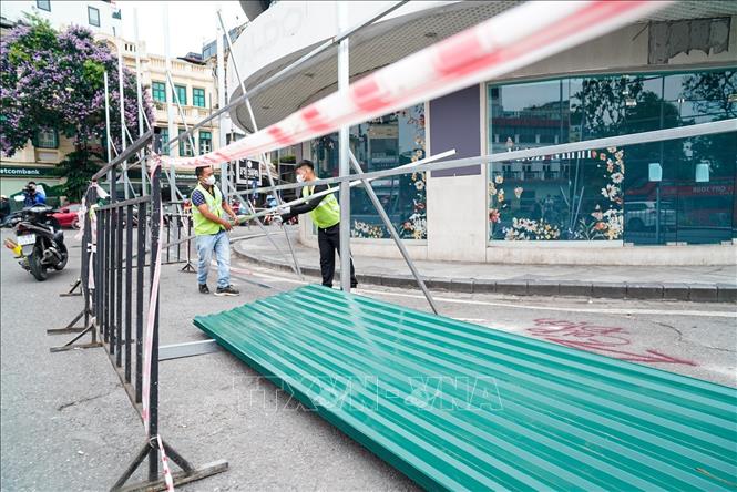 Các công đoạn tháo dỡ đang được thực hiện (ảnh chụp sáng 26/5/2025). Ảnh: Khánh Hoà - TTXVN