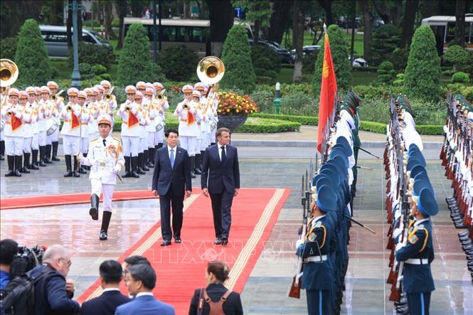 Chủ tịch nước Lương Cường và Tổng thống Pháp Emmanuel Macron duyệt Đội danh dự Quân đội nhân dân Việt Nam. Ảnh: Tuấn Anh - TTXVN