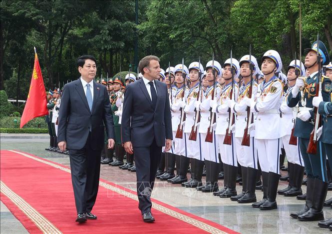 Chủ tịch nước Lương Cường và Tổng thống Pháp Emmanuel Macron duyệt Đội danh dự Quân đội nhân dân Việt Nam. Ảnh: Lâm Khánh – TTXVN