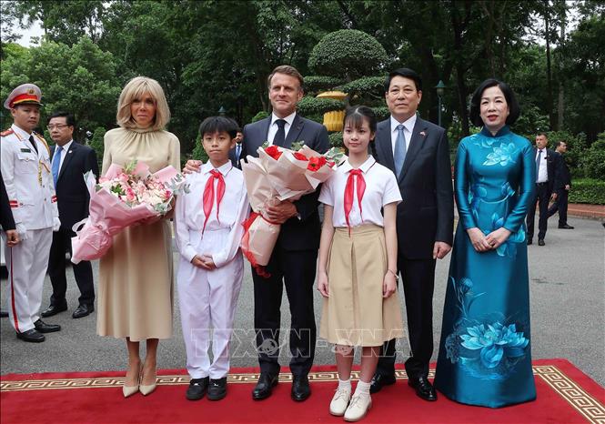 Chủ tịch nước Lương Cường và Phu nhân đón Tổng thống Pháp Emmanuel Macron và Phu nhân. Ảnh: Lâm Khánh – TTXVN